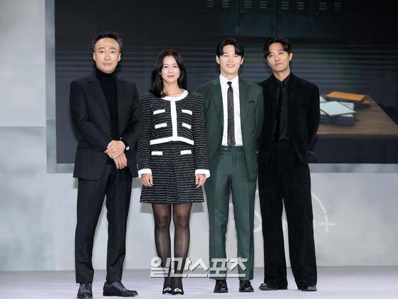 배우 이성민, 경수진, 이학주, 진구(왼쪽부터)가 25일 오전 서울 강남구 그랜드 인터컨티넨탈 서울 파르나스에서 진행된 디즈니+ 오리지널 시리즈 ‘형사록’ 제작보고회에 참석해 포토타임을 갖고 있다. '형사록'은 한 통의 전화와 함께 동료를 죽인 살인 용의자가 된 형사가 정체불명의 협박범 ‘친구’를 잡기 위해 자신의 과거를 쫓는 미스터리 수사극이다. 오는 26일 공개된다. 서병수 기자 qudtn@edaily.co.kr /2022.10.25.