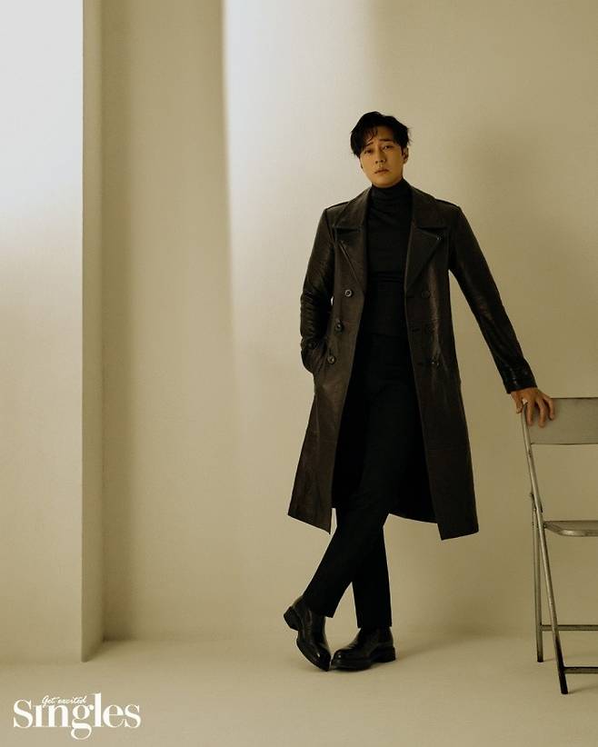 So Ji-sub showed off her model-turned-beauty look.In the November issue of the singles released, So Ji-sub produced a soft and masculine atmosphere by matching black turtlenecks and pants.So Ji-sub is about to release the movie confession.In the crime thriller confession, So Ji-sub is a successful businessman, but he plays Yu Min Ho, who is suspected of a secret murder case and faces the biggest crisis of his life.Acting as a representative of a promising IT company, he had to show a variety of emotions such as desperation, desperation, and sensitivity in a short running time. It was a work that I had never experienced before, he said.When asked about the unpredictability of his next film, So Ji-sub said, When I finished a movie or a drama and chose the next one, I tried hard to avoid a role similar to the previous one. Of course, there was a process of failure, but it also helped me.He expressed his enthusiasm for Top Model, saying that he was attracted to new things and Top Model. He also said that he was most excited when he witnessed his new appearance as an actor and a human being.Confession will be released on October 26.