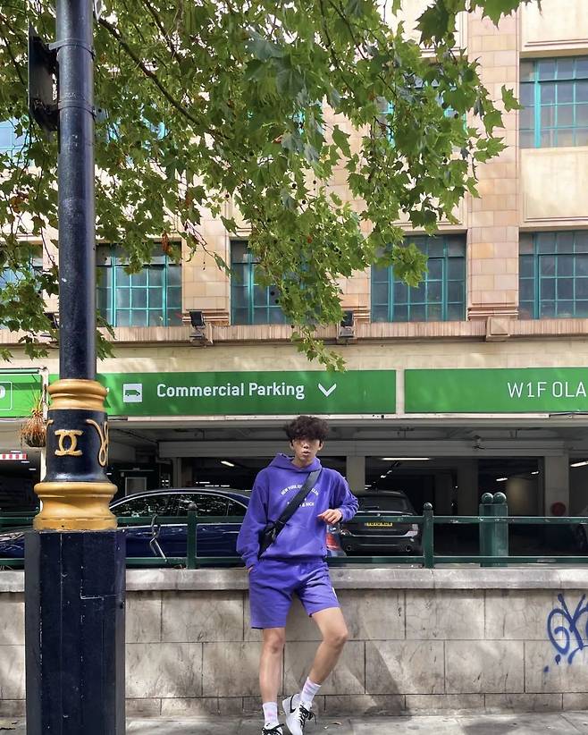 Singer Lim Young-woong shared a snap of herself in London, England.On the 25th, Lim Young-woong posted two photos on his personal instagram with London Boy2 and Union Jack emoji.In the released photo, Lim Young-woong showed all-Purple fashion by matching shorts to a Purple hoodie, and attention is focused on Lim Young-woong posing with his left foot on the railing.In another photo, she showed off her model posse as she posed with her heels up.The fans are saying, Best Nam Bo-ra, It looks like fun ...? And so on.Lim Young-woong will hold an encore concert in Busan and Seoul in December.