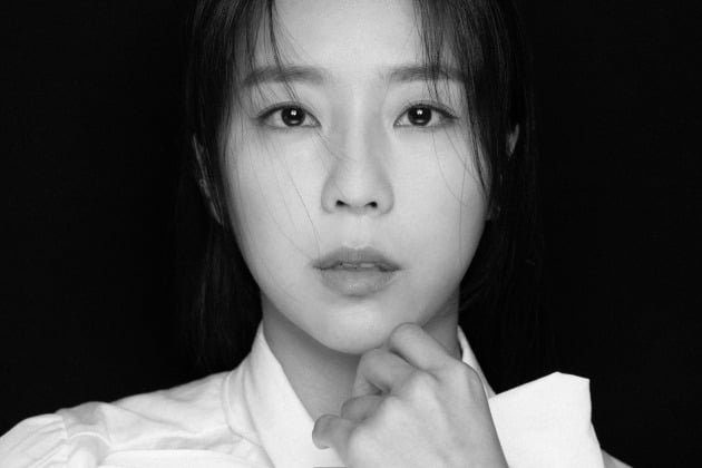 Kim Ye-won from Jewelry is attracting attention. Netflix Narco-Saints expresses the role of wife in a complete way and is interested.This year, Kim Ye-won, who has been in the entertainment industry for 11 years, is trying to prove his worth as a solo singer. The inner solidity and maturity that has been cultivated are shining.Kim Ye-won will star in the upcoming movie Oh My Kiss. The main character of the OST in the movie is Kim Ye-won, who released his first solo soundtrack after his Jewelry activities.Kim Ye-won, who is doing his best to stand alone. Solo soundtrack became another top model.2022 is a monumental year for Kim Ye-won, whose popularity rose in the second half of this year through Netflixs Narco-Saints. The cause of increased interest is his image transformation.If you think about Kim Ye-wons Jewelry activities and his appearance in entertainment, it is a remarkable change.Kim Ye-won was nothing more than an idol with a bit of humor. The light image in the broadcast has become popular awareness.Regardless of the intention, Kim Ye-won seemed to be on the air.Kim Ye-won, who once worked with the evaluation of entertainment blue chip. The problem is that after experiencing controversy once in 2015, he suffered from a lightness and a sense of no courtesy.Since then, it has often appeared on the air, but I could not get rid of the negative image.Kim Ye-wons evaluation was abrupt. Kim Ye-wons evaluation of a person in a piecemeal appearance. It is a sad situation for an individual, but as a result, it is time to mature.Kim Ye-won, who appeared in the appearance of his wife in the 90s in Narco-Saints.He helped Hwang Jung-mins Records of the Grand Historian to show his desireful eyes and addiction to drugs. The unconventional Top Model was successful.It is a reminder of a name that has been forgotten for years.Singers dream still remained. The movie OST is released, but it is meaningful because it is Solo soundtrack.In a recent interview, Kim Ye-won said, Blessed actor about the release of soundtrack at the same time as the movie appearance. Thats why I cheer for the answer that I do not forget to thank for the given work.Kim Ye-won signed a contract with actor agency And Mark in May. Declaring that he will unfold his dream of actor in earnest. He has mastered and matured in the entertainment industry for 10 years.The nourishment to lead to a second Heyday is ready.