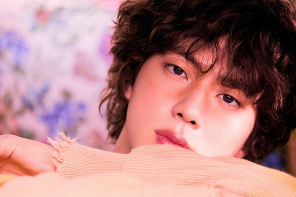 Group BTS Jin unveiled the last concept photo of Solo single.Jin, who is set to release his solo single The Astronaut on the 28th, posted a full shot and a Close-Up shot of his last concept photo Land on Earth on BTS official SNS on the 26th.This photo has a warmer color than the previous Outlander and Lunar Eclipse versions, creating a fairy tale atmosphere.In the Land on Earth version concept photo, Jean boasted a boyish visual with a firm hairstyle and freckle makeup.The full shot has a sense of global atmosphere that is unfamiliar to astronauts through the harmony of various props and backgrounds, and in the Close-Up shot, Jean is making a dreamy look that seems to fall straight.Jean has demonstrated a wide range of digestive power through three versions of concept photos Outlander, Lunar Eclipse and Land on Earth.Jean, who has released the concept photo, will release the music video teaser of The Astronaut on the 27th.On the other hand, Jean will participate as a special guest in the Argentine performance of Coldplay World Tour MUSIC of the SPHERES on 28th (local time) and perform The Astronaut with Coldplay.