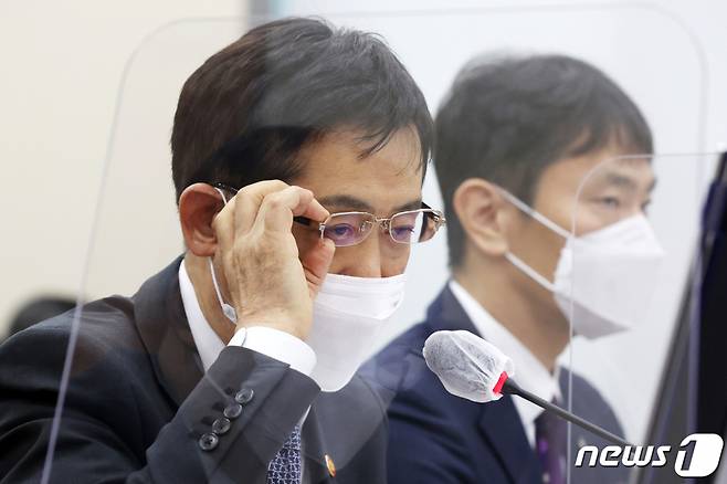 (서울=뉴스1) 조태형 기자 = 김주현 금융위원장이 24일 서울 여의도 국회에서 열린 정무위원회의 금융위원회와 금융감독원에 대한 국정감사에서 의원 질의에 답변하고 있다. 2022.10.24/뉴스1 Copyright (C) 뉴스1. All rights reserved. 무단 전재 및 재배포 금지.