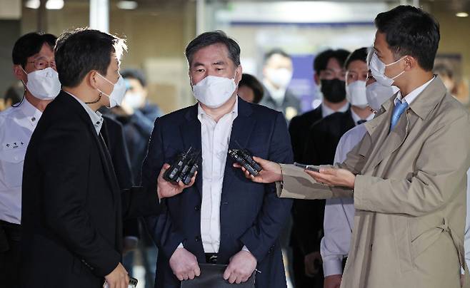 유동규 전 성남도시개발공사 본부장이 24일 오후 서울 서초구 서울중앙지법에서 열린 대장동 개발 사업 로비·특혜 의혹 관련 속행 공판을 마치고 나와 취재진의 질문에 답하고 있다. 연합뉴스