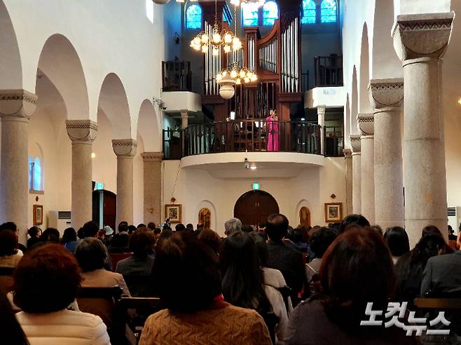 성공회 정오음악회가 26일 낮 서울 중구 대한성공회 서울주교좌성당에서 열렸다. 26일 음악회에는 바이올리니스트 정유진씨(한국페스티발 앙상블 예술감독)와 오르가니스트 김지성 교수(서울신대)가 듀오 연주회를 가졌다.