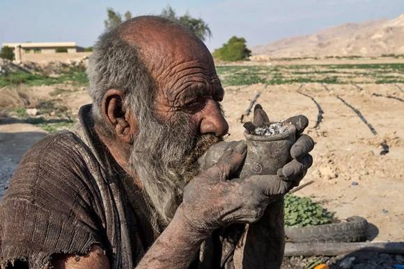 23일(현지시간) 이란 파르스주 농촌마을 데즈가에서 ‘세상에서 가장 더러운 남자’로 불리던 ‘아모 하지’(하지 아저씨)가 94세를 일기로 사망했다. 하지 아저씨는 67년간 단 한번 씻지 않다가 몇 달 전 목욕 후 병을 얻었다. 사진은 생전 하지 아저씨가 동물 배설물을 담배처럼 태우는 모습. 이란 국영통신사 IRNA 자료사진