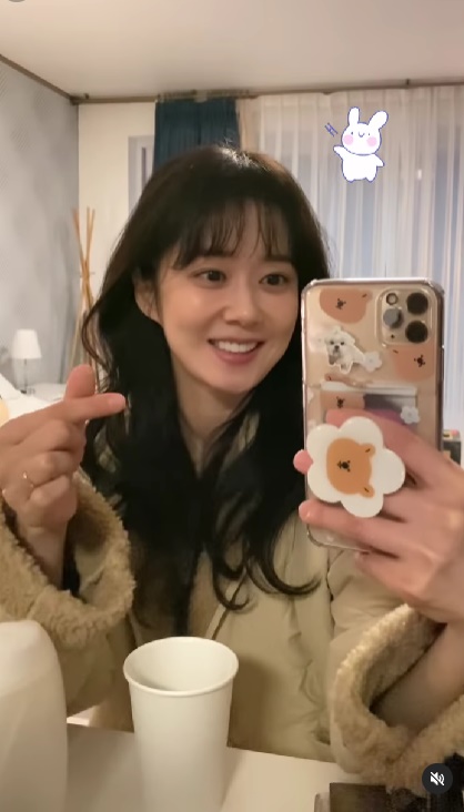 Actor Jang Na-ra showed off his Beautiful looks during24 Days Jang Na-ra posted the video with the caption #Family Dohun, Yurane Anbang.In the video, Jang Na-ra poses in front of a mirror, waving a hand and drawing a heart, with her large eyes and still girlish appearance.Fans at home and abroad responded with comments.Jang Na-ra, who was 41 years old in 1981, married a non-celebrity male 6 years old on June 26th.Currently, actor Jang Hyuk and the drama Family are being filmed.Jang Na-ra will work with Jang Hyuk on SBSs Cheerful Girl Success (2002), MBCs I Love You Like Destiny (2014), followed by her third acting collaboration.Jang Na-ra makes a special appearance as a senior cheerleader of Teia in the SBS monthly drama Cheerleader which broadcasts 24 Days.Photo by Jang Na-ra Channel
