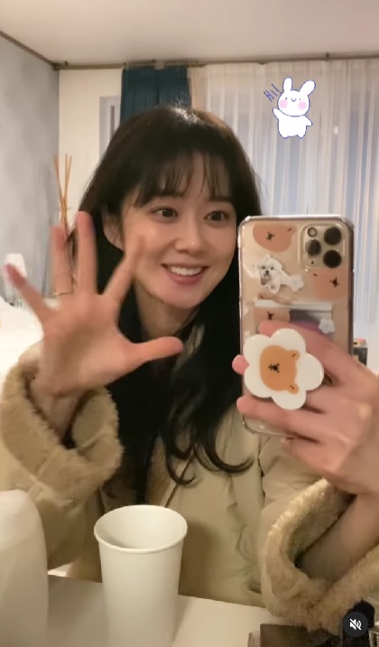 Actor Jang Na-ra showed off his Beautiful looks during24 Days Jang Na-ra posted the video with the caption #Family Dohun, Yurane Anbang.In the video, Jang Na-ra poses in front of a mirror, waving a hand and drawing a heart, with her large eyes and still girlish appearance.Fans at home and abroad responded with comments.Jang Na-ra, who was 41 years old in 1981, married a non-celebrity male 6 years old on June 26th.Currently, actor Jang Hyuk and the drama Family are being filmed.Jang Na-ra will work with Jang Hyuk on SBSs Cheerful Girl Success (2002), MBCs I Love You Like Destiny (2014), followed by her third acting collaboration.Jang Na-ra makes a special appearance as a senior cheerleader of Teia in the SBS monthly drama Cheerleader which broadcasts 24 Days.Photo by Jang Na-ra Channel