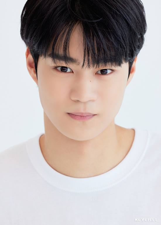 A new profile picture of actor Hyun Wooseok has been released.On the 26th, in the photo released through his agency Keyeast Entertainment, Wooseok presents both a boyish beauty and a dandy charm at the same time, capturing the eye with a warm appearance.White T-shirts and knit styling create a comfortable and innocent atmosphere, while black shirts are soft with soft eyes and perfect pits, revealing emotional appeal.Among them, Wooseoks fresh face is impressive, with clear, deep eyes that seem to contain colorful stories, and a tall 182cm tall face that contrasts with a young face.Its just that, uh,Wooseok made his debut as a model in 2018 and entered acting in 2019 as a favorite Netflix  ⁇   ⁇   ⁇ .Since then, he has appeared in the Netflix  ⁇   ⁇  health teacher Ahn Eun-young and JTBC  ⁇  live on-line in 2020, and has been attracting attention with his deep impression.In particular, Wooseok took the first step on the screen by taking the lead role in the movie Ai for the movie Ai released in July this year.And in the drama  ⁇   ⁇   ⁇   ⁇   ⁇  which is currently airing, he plays the role of Kim Min-jae, a cheerleader of Yeonhee University, and shows his presence with a mysterious but unusual affection for the cheerleaders.In addition, in the 8th broadcast of the  ⁇   ⁇   ⁇   ⁇ , the glasses that were always worn were mistakenly peeled off during practice, and the warm visuals were revealed and the audience got hot attention.On the other hand, SBS drama  ⁇   ⁇   ⁇   ⁇   ⁇   ⁇   ⁇  starring Wooseok is broadcast every Monday and Tuesday at 10:00 pm.Photos by Keyeast Entertainment