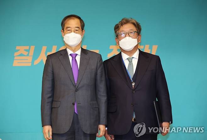 김상협 민간위원장과 기념 촬영하는 한덕수 총리 (서울=연합뉴스) 김승두 기자 = 2050 탄소중립녹색성장위원회(탄녹위) 공동위원장인 한덕수 국무총리가 26일 서울 성북구 한국과학기술연구원(KIST)에서 열린 탄소중립녹색성장위원회에 참석, 2050 탄녹위 민간위원장인 김상협 카이스트 부총장과 기념 촬영하고 있다. 2022.10.26 kimsdoo@yna.co.kr