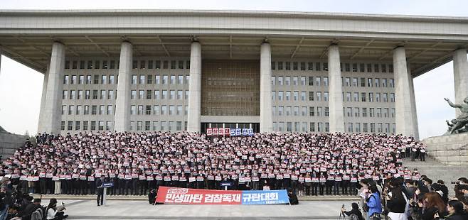 국회 본청에서 민생파탄·검찰독재 규탄대회하는 더불어민주당 (사진=연합뉴스)