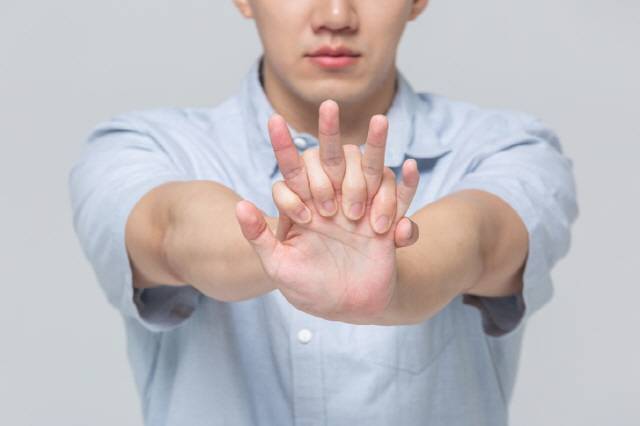 심정지 의심 환자를 발견한다면 망설이지 말고 119에 신고한 뒤, 심폐소생술을 시도해야 한다./사진=게티이미지뱅크