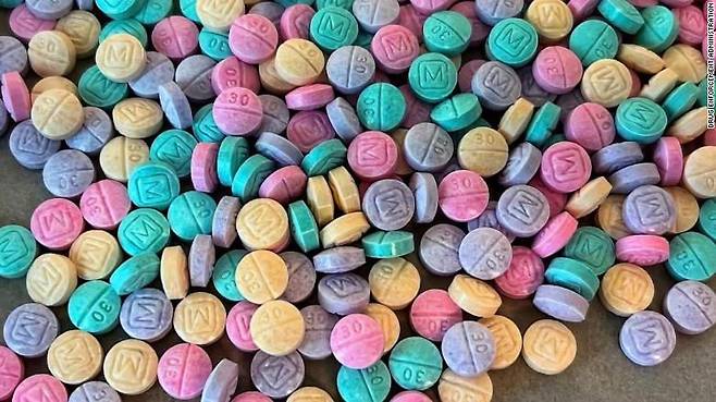미국 마약단속국이 압수한 '무지개' 펜타닐 알약. /미국 마약단속국 홈페이지
