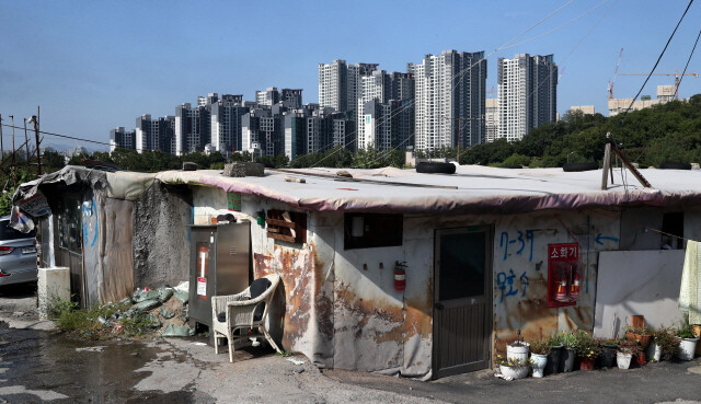 서울에 남은 마지막 판자촌 ‘구룡마을’. 뒤편으로 보이는 고급 주상복합 아파트와 극명하게 대조된다. 박종식 기자 anaki@hani.co.kr