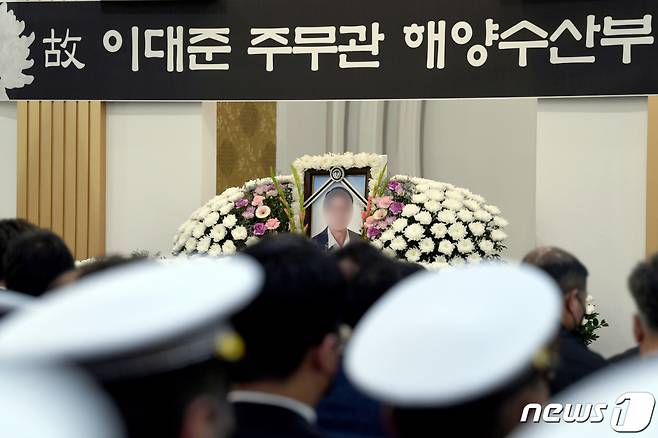 (목포=뉴스1) 정다움 기자 = 22일 오전 전남 목포 한 장례식장에서 북한군에 피격돼 사망한 해양수산부 고 이대준 주무관의 영결식이 엄수되고 있다. 2022.9.22/뉴스1 Copyright (C) 뉴스1. All rights reserved. 무단 전재 및 재배포 금지.