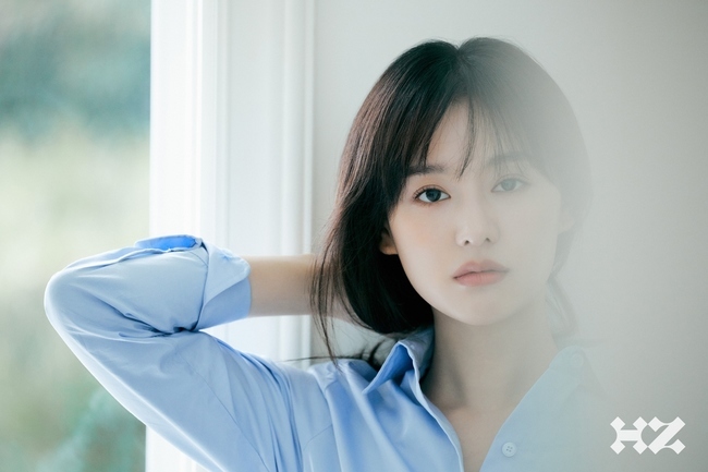 Actor Kim Ji-wons new profile picture has been released.Kim Ji-won, pictured in a photo released by Hijim Studio on Oct. 28, exudes a pure charm. The lovely face and naturally matted hair blend with the relaxed atmosphere and double the refreshing energy.While the light blue shirt shows a neat charm, it brings out the smiles of those who wear a black nash dress and reveal a playful face, and also gives an aura with a cool look and deep eyes staring at the camera.In the interview, you can see Kim Ji-wons daily life.Kim Ji-won, who does not plan to send Haru, but who is usually awake at dawn, says, When I come home from the Haru routine, I turn on the lights and turn on the music and read the book. This is a routine nowadays.I thought I was a calm person, but nowadays I think I like to play and talk more than I thought, he said.