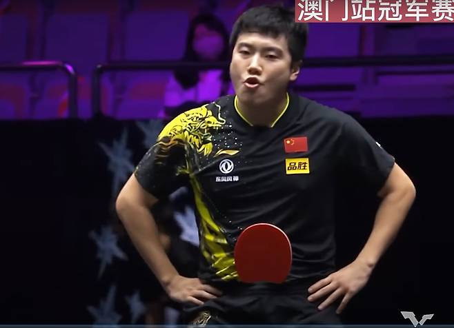 중국 탁구 대표팀 량징쿤(4위)이 지난 19일 2022 WTT 챔피언십 1라운드에서 같은 중국 대표팀 린가오위안(12위)에게 승리한 뒤 라켓을 바지에 꽂은 채 승리 세리머니를 하고 있다.유튜브 영상 캡처