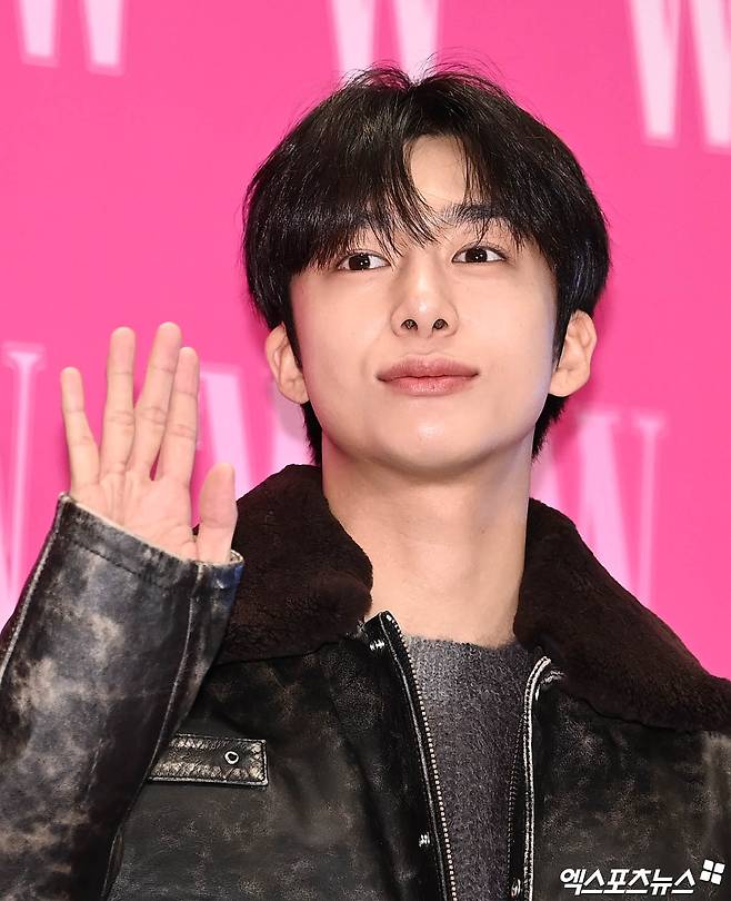 On the afternoon of the 28th, W Korea 17th Breast Cancer Awareness Campaign Charity Event was held at Four Seasons Hotel in Dangju-dong, Seoul.Monstar X Hyungwon, who attended the event on the day, has photo time.