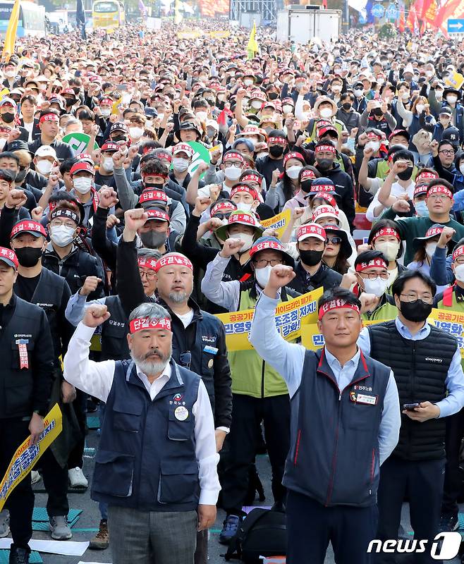 김동명 한국노총 위원장(앞줄 왼쪽)과 양경수 민주노총 위원장(앞줄 오른쪽)을 비롯한 양대노총 조합원들이 29일 서울 중구 세종대로에서 10.29 공공노동자 총력결의대회를 열고 윤석열 정부의 민간·시장 주도의 경제정책을 규탄하고 있다. 2022.10.29/뉴스1 ⓒ News1 장수영 기자