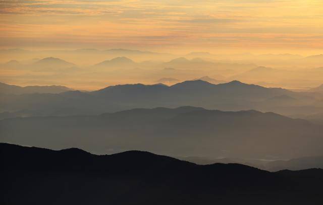 천왕봉에서 본 아침 풍경. 붉은 여명 아래 높고 낮은 산줄기가 그림처럼 이어진다. ⓒ박준규