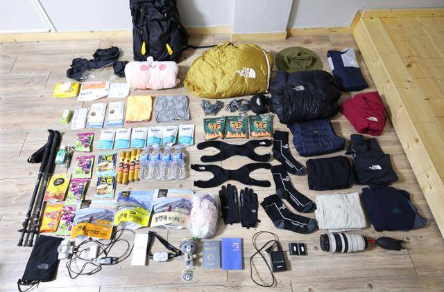 2박 3일 지리산 종주 준비물. 펼쳐놓으니 더 많아 보인다. ⓒ박준규