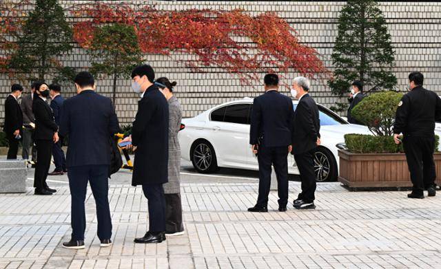 25일 부터 경찰의 신변보호를 받고 있는 유동전 전 성남도시개발 기획본부장의 28일 세 번째 재판 출석을 앞두고 경찰과 법원관계자들이 일찍부터 서쪽 문 앞에서 대기를 하고 있다. 왕태석 선임기자