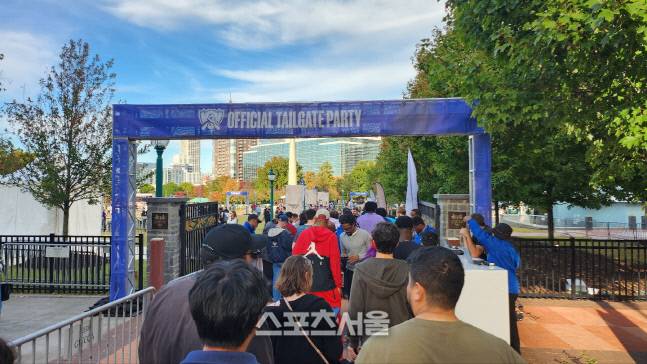지난 29일 미국 조지아주 애틀랜타 센테니얼 올림픽공원에서 열린 테일게이트 행사에 팬들이 줄지어 입장하고 있다. 애틀랜타=김민규 기자 kmg@sportsseoul.com