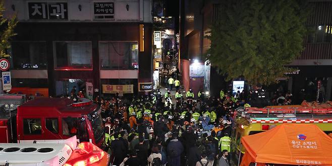 30일 새벽 이태원 참사가 벌어진 서울 용산구 이태원동 골목길 들머리에 경찰과 소방대원들이 사고 수습을 하고 있다. 박종식 기자 anaki@hani.co.kr