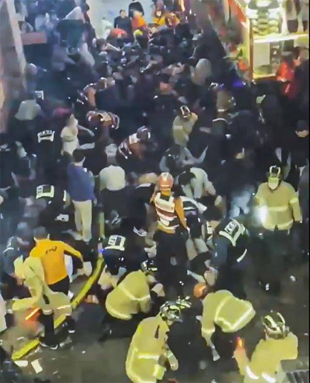 29일 밤 서울 용산구 이태원동 일대에 핼러윈을 맞이해 인파가 몰리면서 압사 사고가 발생하자 119 구조대원들과 경찰, 시민들이 구조활동을 하고 있다. 연합뉴스