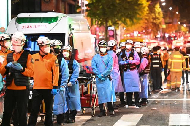 30일 새벽 서울 용산구 이태원동에서 한 건물에서 임시 안치돼 있던 시신들을 이송하기 위한 앰뷸런스들이 줄이어 서 있다. 최주연 기자