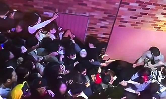 29일 오후 서울 용산구 이태원 해밀턴 호텔 골목길에서 행사 참가자들이 뒤엉켜 있다. 사진 SNS 캡쳐