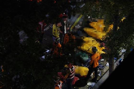 서울 용산구 이태원동 핼러윈 행사 현장에서 압사 사고가 발생, 119 구조대원들이 구조활동을 하고 있다. 연합뉴스