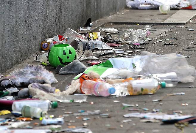 30일 오전 서울 용산구 이태원 일대 압사 사고 현장이 아직 정리 되지 못하고 있다. 뉴스1