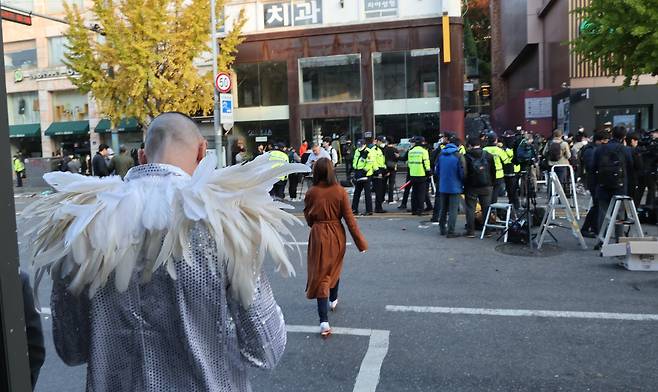 30일 오전 용산구 이태원 압사 사고 현장 인근에서 핼러윈 복장을 한 외국인이 서 있다. 연합뉴스