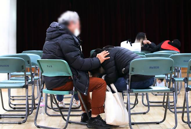 30일 서울 용산구 한남동 주민센터에 마련된 실종자 접수처 대기실에서 한 실종자 가족이 오열하고 있다. 뉴스1