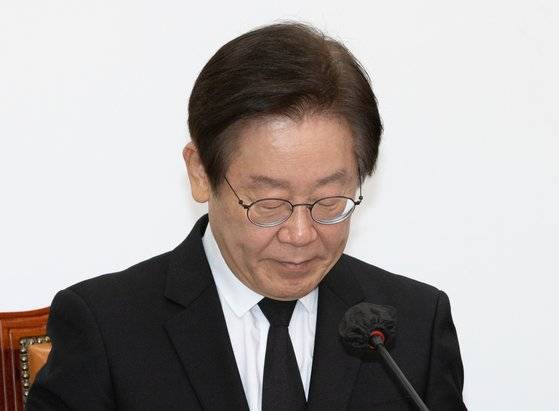 이재명 더불어민주당 대표가 30일 오전 서울 여의도 국회에서 이태원 사고 관련 입장을 표명에 앞서 마스크를 벗고 있다. 뉴스1