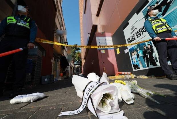 30일 서울 용산구 이태원동 '핼러윈 인파' 압사 사고 현장 골목 앞에 희생자들을 추모하는 꽃다발이 놓여 있다. 사진=연합뉴스