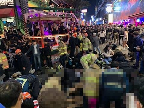 지난 29일 압사 사고가 난 서울 용산구 이태원 해밀턴호텔 인근 골목 모습. 경찰과 구급대원들이 부상자들에게 심폐소생술을 하고 있다. 독자 제공