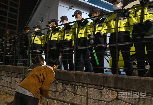 운반되는 시신을 유심히 지켜보는 시민들.