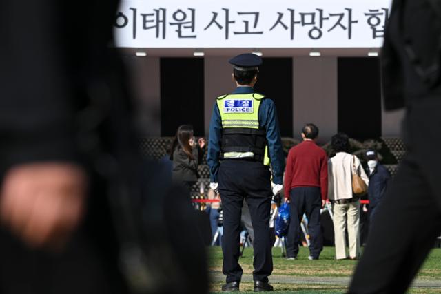 31일 오후 서울 중구 서울광장에 마련된 이태원 사고 사망자 합동 분향소 앞에 경찰이 배치돼 있다. 최주연 기자