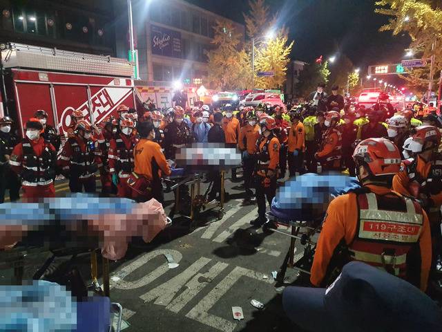 30일 새벽 서울 용산구 이태원로 일대 도로에서 119 구급대원들이 전날 밤 발생한 이태원 참사 희생자들을 이송하고 있다. 최현규 기자