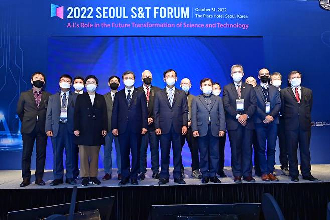 2022 서울 과학기술 포럼에 참석자들이 기념촬영을 하고 있다.[KIST 제공]