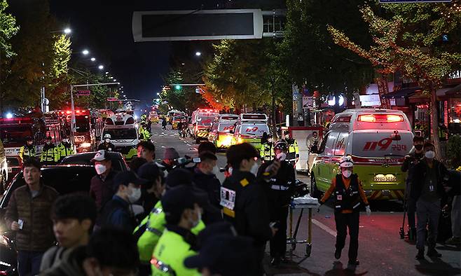 지난 30일 서울 용산구 이태원 핼러윈 인명사고 현장에 구급차가 모여있다. 연합뉴스