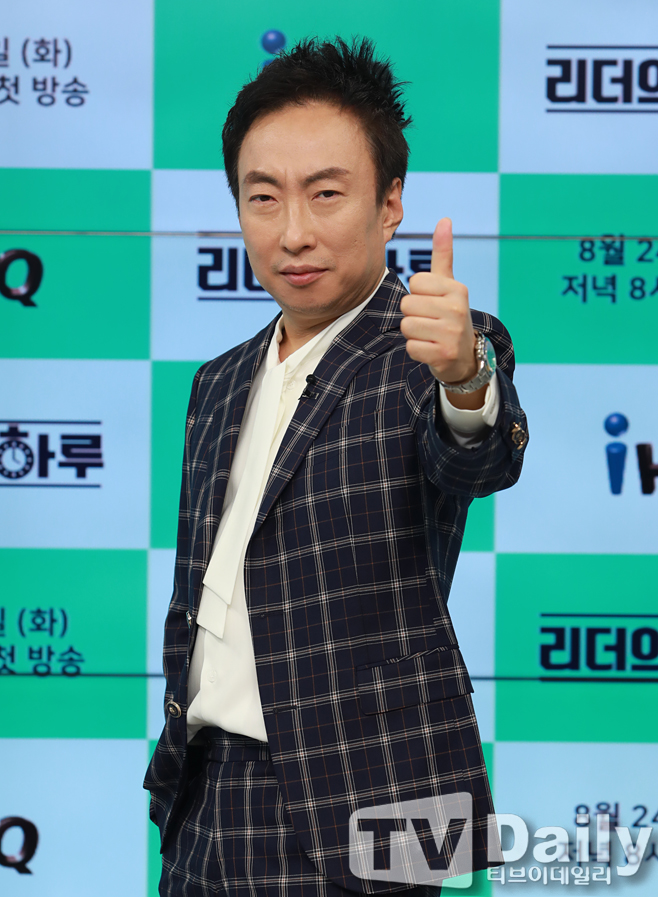 Broadcaster Park Myeong-su Boycott on James Stewarts Radio show live broadcast.Kim Jonghyeon KBS Announcer appeared as a special DJ in KBS Cool FM Park Myeong-sus Radio show (hereinafter Radio show) broadcast on the morning of the 1st.Kim Jonghyun Announcer introduces himself as Special DJ Kim Jonghyun and said, It is helpful to live regularly even when the mind is uneasy and difficult.I hope it will be a day of comfort in ordinary life. Park Myeong-sus Radio show Boycott is James Stewart today.On the previous day, Kim Jonghyun Announcer said, Park Myeong-su is not able to come together for personal reasons today. There are a lot of people who are mentally troubled because of the unfortunate accident on the weekend.So today, I would like to be able to share music and stories that can comfort each other for an hour. A Halloween festival was held in Itaewon-dong, Seouls Yongsan District on May 29, and more than 300 people were killed and 155 injured as of the morning of May 1.In accordance with the Presidential Directive, the government decided to set a national mourning period until midnight on November 5 to express condolences to the deceased and declared Seoul Yongsan District as a special disaster area.A government joint incentive burner is also set up in downtown Seoul.