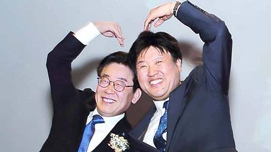 2019년 12월 당시 경기도지사였던 이재명 더불어민주당 대표(왼쪽)와 경기도 대변인이었던 김용 민주연구원 부원장이 판교에서 열린 ‘김용의 북콘서트’에 참석해 사진을 찍고 있다. 중앙포토