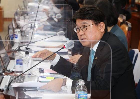 더불어민주당 황운하 의원. 사진은 지난달 14일 국회에서 열린 정무위원회 개인정보보호위원회에 관한 국정감사에서 질의 모습. 연합뉴스