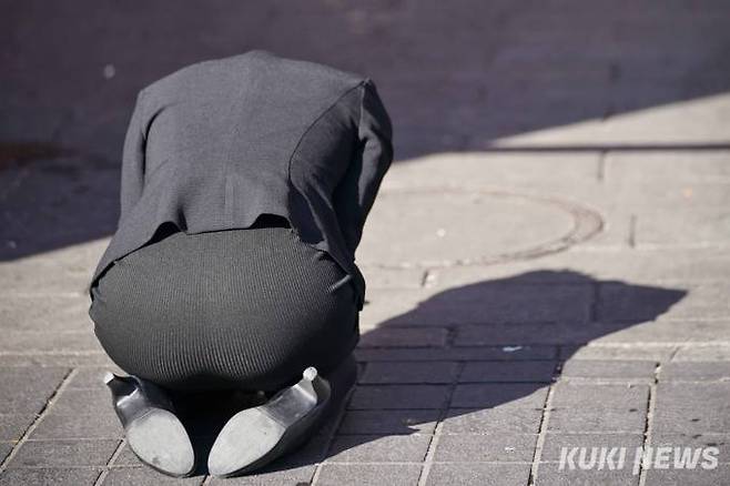 이태원 참사 발생 닷새째인 2일 오후 '이태원 참사'가 일어난 서울 용산구 이태원로 거리에서 한 시민이 눈물을 흘리고 있다.