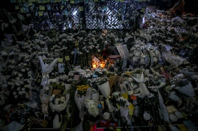 이태원 핼러윈 참사 당시 관할 파출소 직원이 내부망을 통해 "서울경찰청이 기동대 경력 지원 요청을 거절한 것으로 알고 있다"고 폭로했다. 사진은 1일 오후 서울 용산구 이태원역에 마련된 추모 공간. /사진=뉴시스