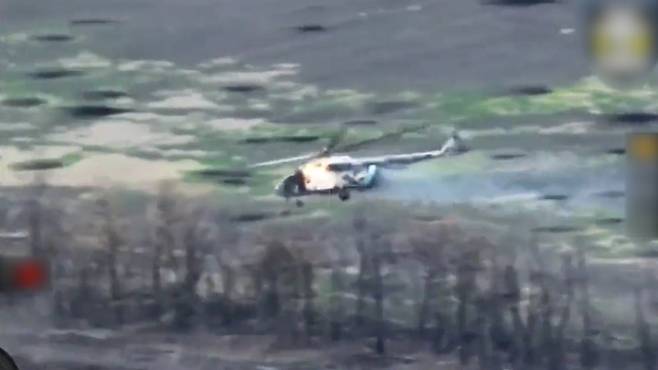 유로위클리는 우크라이나 공군이 러시아군 용병 와그너 그룹에 속한 것으로 알려진 Mi-8 헬기를 바크무트 지역에서 격추했다고 보도했다. 출처: 트위터 *재판매 및 DB 금지