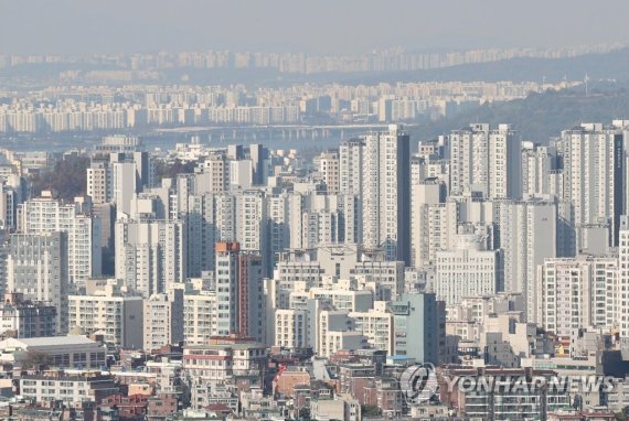 서울 남산에서 바라본 아파트 단지의 모습. /연합뉴스