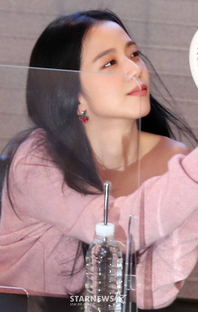 YG Entertainment, a subsidiary company, emphasized that there is no problem with the group BLACKPINK member Jisoos health problem.YG Entertainment said on the 4th, JiSoo is currently working on the World Tour schedule and there is no problem with health.In the photo, Jisoo, who is singing with a bright expression, was curious about the swelling of a small lump on his neck.This is not the first time a lump has been spotted on JiSoos neck. Earlier, there were fans who caught JiSoos lump during concerts and broadcasts, especially when the schedule was busy, and the possibility of diseases such as lymphoma was raised.Some of them also showed some issues surrounding BLACKPINKs World Tour performance.BLACKPINK currently has 14 tours in seven North American cities, including Dallas, Houston and Atlanta, since the release of their second full-length album, BORN PINK.JiSoos authenticity in relation to this photo remains a question, but the recent appearance of JiSoo in the official appearance did not seem to be a big problem.
